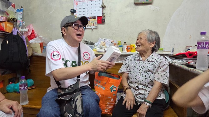 香港藝人高爾夫球協會會員到石籬邨探訪獨居長者，並向他們送上愛心福袋