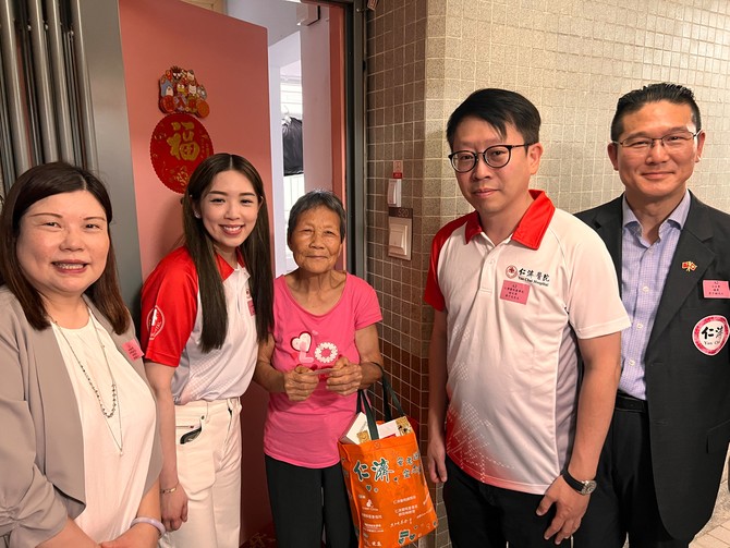 一眾嘉賓到石籬邨探訪獨居長者，並向他們送上愛心福袋