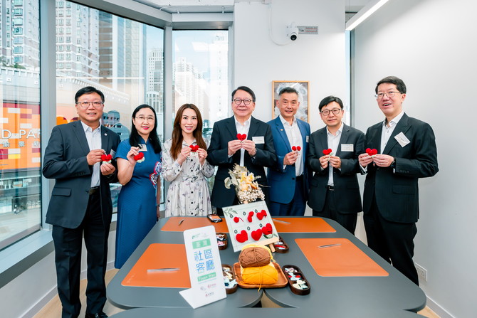 主禮嘉賓參觀荃灣社區客廳的設施，並與會員交流，一同製作心形吊飾，寓意客廳「以心爲本」的服務理念，為會員開展安心、健康、充滿希望的未來