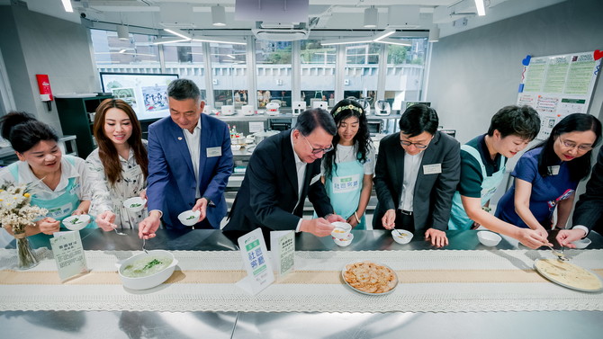 荃灣社區客廳設有「窩心煮意」煮食空間，可供八個家庭同時使用。客廳會定期舉辦煮食班，教授會員營養知識，又鼓勵會員交流不同飲食文化。會員為開幕典禮特別炮製三道菜式——苦盡甘來(涼瓜羹)、團團圓圓(煎餅)、藕遇同心(桂花糖蓮藕)，寓意在荃灣社區客廳的支持下，生活苦盡甘來，攜手邁向更美好的未來