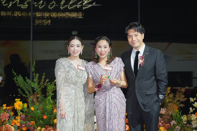 仁濟醫院顧問局永遠顧問嚴玉麟博士 SBS, BBS 太平紳士承投由顧紀筠女士捐贈的「如意祥雲」翡翠胸針，並由仁濟醫院顧問局秘書嚴徐玉珊MH太平紳士（圖中）及嚴紀雯大會主席代表上台合照留念