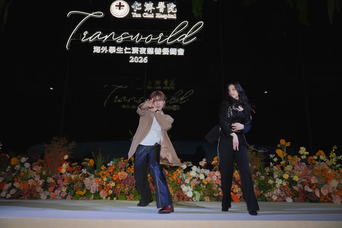 「海外學生會」主席葉紀彤與 SURFIVE 成員黃奕斌挑戰表演雙人舞，現場反應熱烈