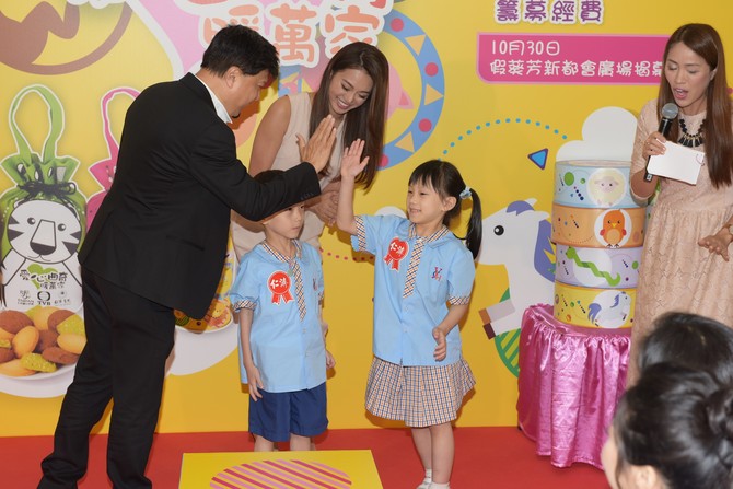 大班麵包西餅有限公司總經理鄧國利先生及香港小姐季軍陳雅思，與小朋友玩遊戲時很有默契