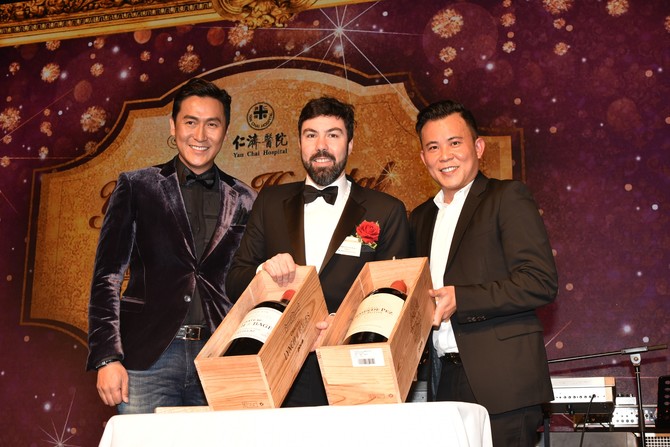 鄭毅暉先生(右一)成功投得Jeroboam Château Lynch-Bages 2008 (5公升)及Imperial Château Ormes de Pez 2003 (6公升)