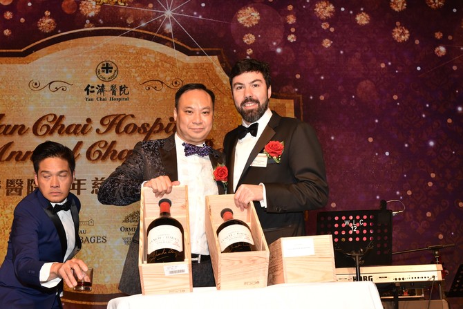 投得3支Double Magnums Château Lynch-Bages 2005的吳國榮總理不忘向捐出美酒的Mr. Jean Michel CAZES道謝