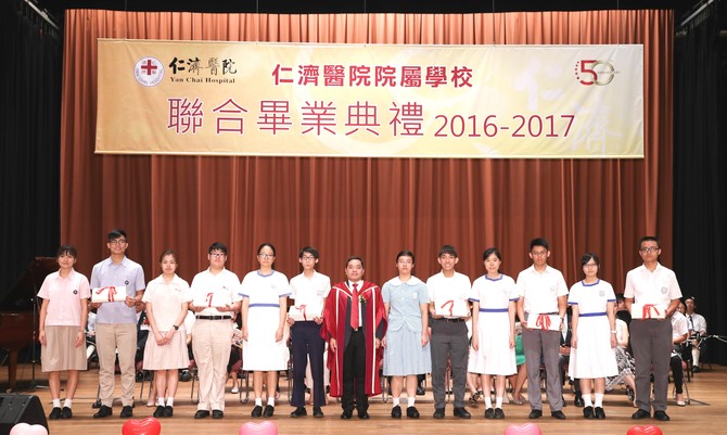 嶺南大學副校長莫家豪教授頒發畢業證書予仁濟院屬中學的畢業生