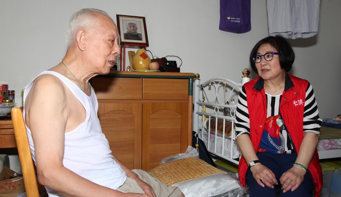 「仁濟慈善大使」李司棋親身探訪獨居長者，了解他們生活日常所需。