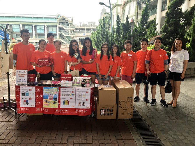 Mrs. Winnie CHENG, Function Chairman join hands with Transworld Committee for charity. 