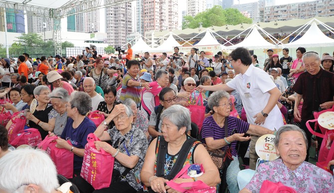 大會現場派發1,000個愛心福袋予獨居及隱蔽長者，表達關愛