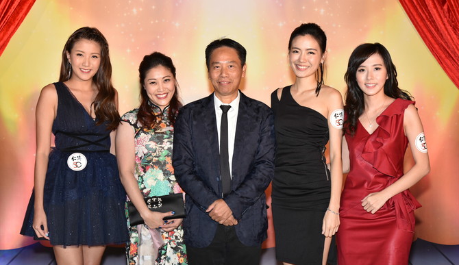 (左起) 電影《我們的6E班》演員陳嘉桓、冼國林伉儷、葉芷如、周嘉莉出席支持「海外學生仁濟夜2017」慈善餐舞會