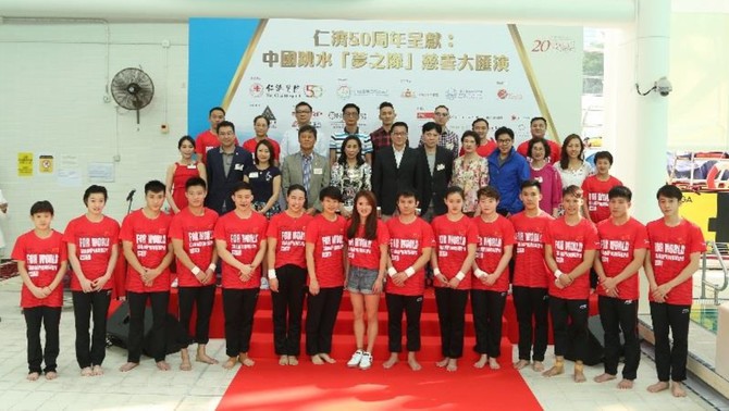 主礼团嘉宾与一众访港中国跳水「梦之队」成员大合照留念。