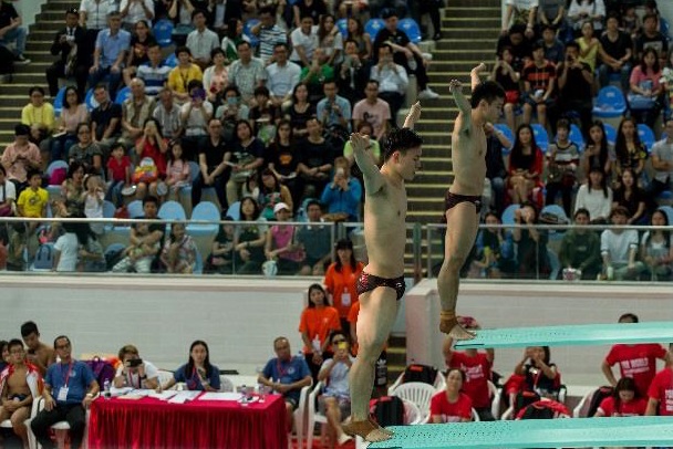 中国跳水「梦之队」成员为观众带来精彩的三米弹版跳水示范表演。