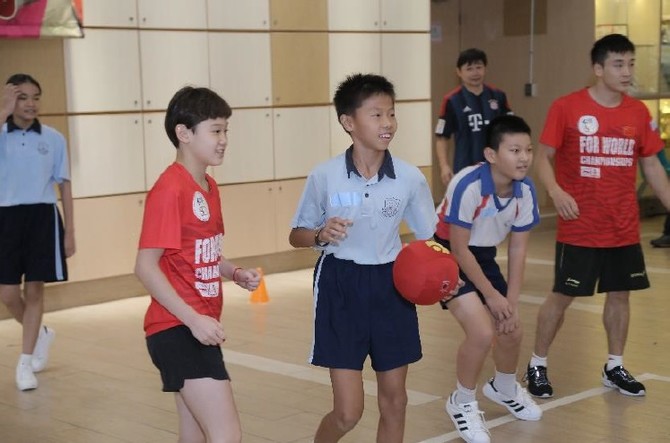 國家跳水隊運動員分組與小學生進行遊戲，個個都全程投入，笑逐顏開。