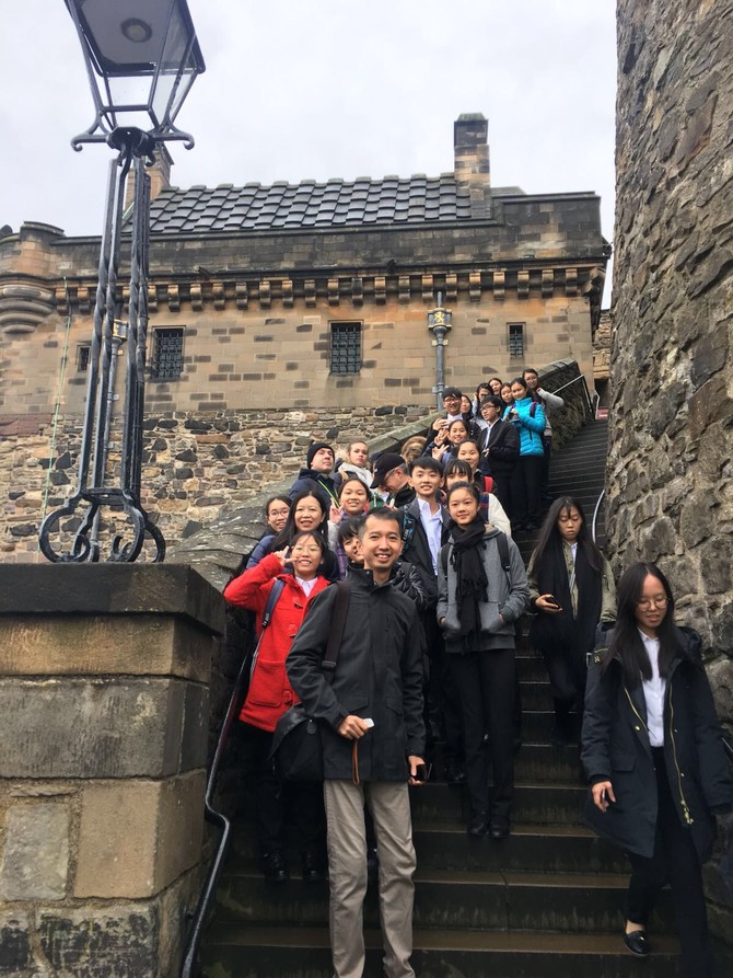 参观苏格兰名胜古迹爱丁堡城堡，大家当然要拍照留念