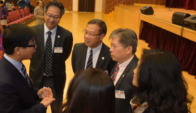 仁济院属中小学校长把握机会，与基本法推广督导委员会委员李浩然博士(左一)交流。