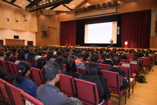 逾500名仁濟教師校長出席教育研討會，認真聆聽林壽康教授以案例剖析學校常見的疏忽侵權問題。