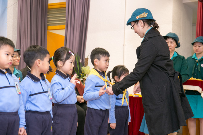 香港女童軍總會港島西助理區總監李燕梅女士為「仁濟快樂小蜜蜂」監誓及帶上黃色小領巾