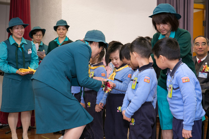 香港女童軍總會屯門助理區總監黃惠儀女士為「仁濟快樂小蜜蜂」監誓及帶上黃色小領巾