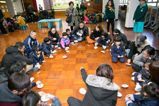 家長與幼兒一同體驗STEM活動的樂趣  