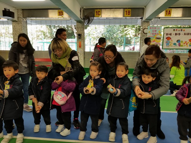 家長與幼兒一同體驗STEM活動的樂趣  