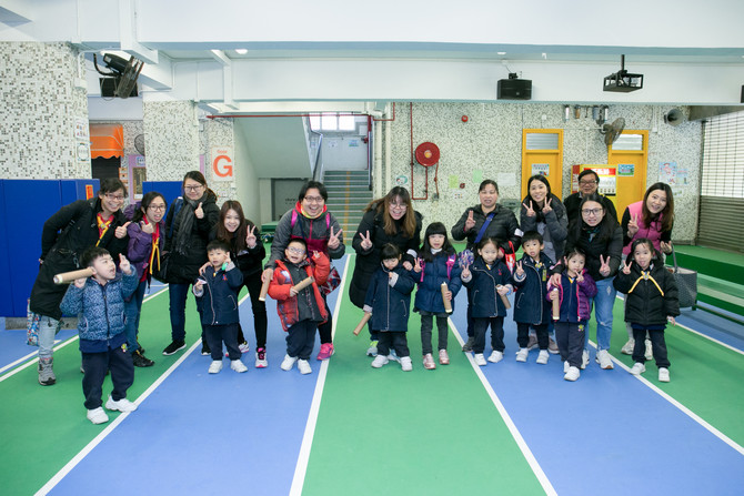 家长与幼儿一同体验STEM活动的乐趣