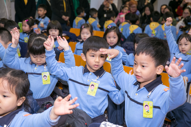 仁濟院屬友愛、永隆、林李婉冰及方江輝幼稚園/幼兒中心「快樂小蜜蜂」配合獨特的姿勢開心地唱隊歌