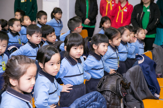 仁濟院屬友愛、永隆、林李婉冰及方江輝幼稚園/幼兒中心「快樂小蜜蜂」配合獨特的姿勢開心地唱隊歌