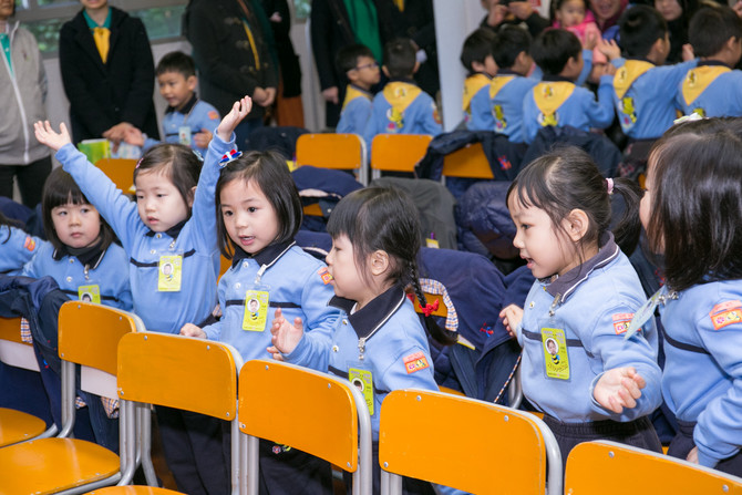 仁济院属友爱、永隆、林李婉冰及方江辉幼稚园/幼儿中心「快乐小蜜蜂」配合独特的姿势开心地唱队歌