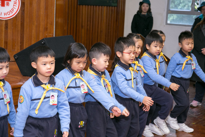 仁济院属友爱、永隆、林李婉冰及方江辉幼稚园/幼儿中心「快乐小蜜蜂」配合独特的姿势开心地唱队歌