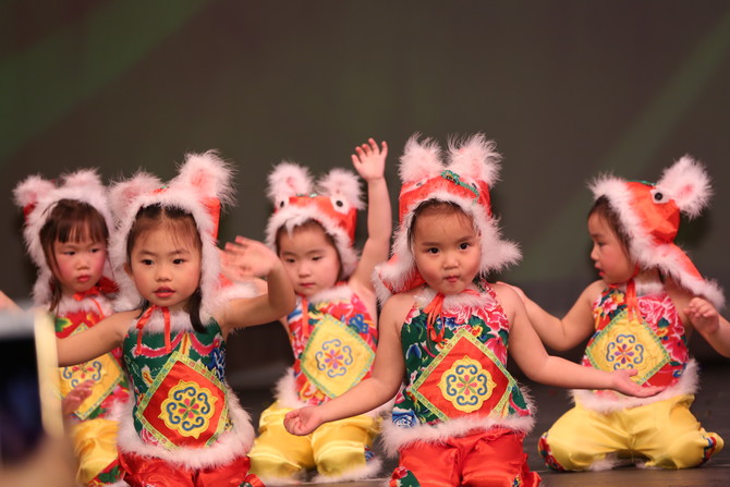 董伯英幼儿在学界舞蹈比赛中屡创佳绩，在校庆典礼当然使出浑身解数，表演舞蹈