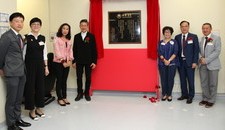 All guests and Prof. YEOH Eng-kiong hosted the donation acknowledgement ceremony