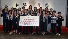 严徐玉珊主席(前排中)与时捷电气代表、院属幼稚园校长及苏天佑社会服务总经理(前排右五)合照留念