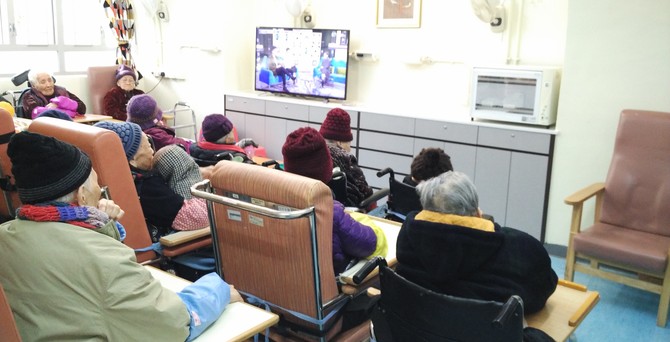 Children of Law’s Foundation Child Care Centre cum Hostel and the elders of Li Chan Yuk Sim Elderly Home enjoyed watching TV with the new televisions