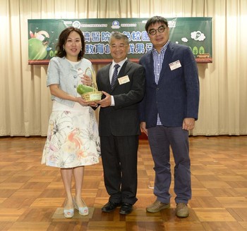 時任林煒珊董事局主席與鮑誠業總理送上由學生種植的有機木瓜予徐浩光博士