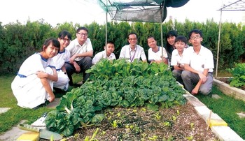 學校增設綠色園圃讓學生親身學習植物品種及體驗耕種