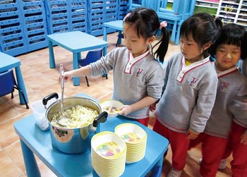 學生學習珍惜食物，按食量提取所需食物份量