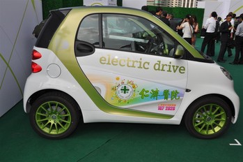 2011年仁濟醫院率先試用SMART 第二代電動車