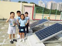 院属赵曾学韫小学学生近距离观察太阳能光伏板的构造